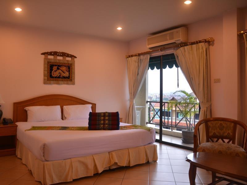 Seven Oaks Inn Jomtien Beach Buitenkant foto