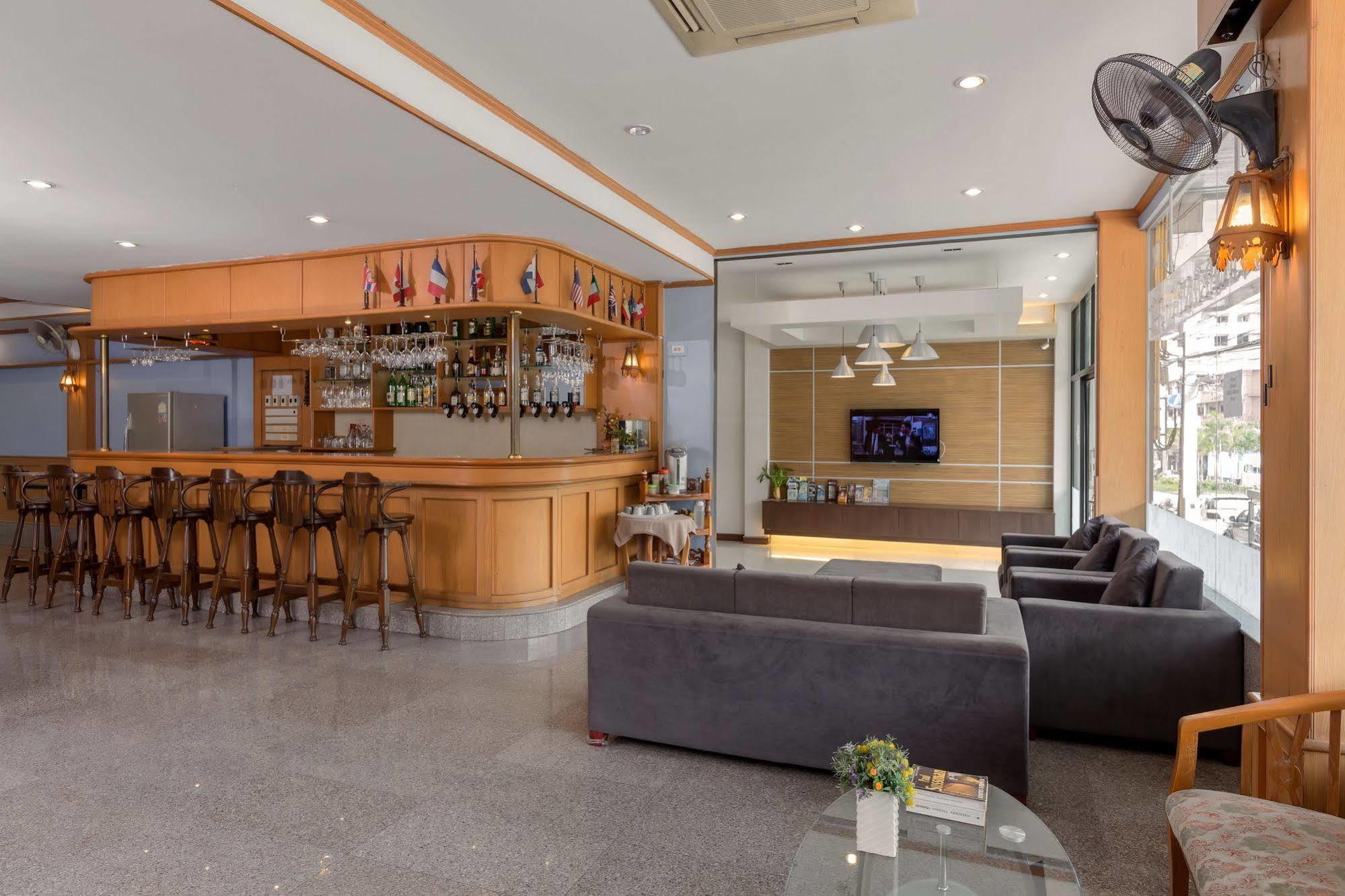Seven Oaks Inn Jomtien Beach Buitenkant foto