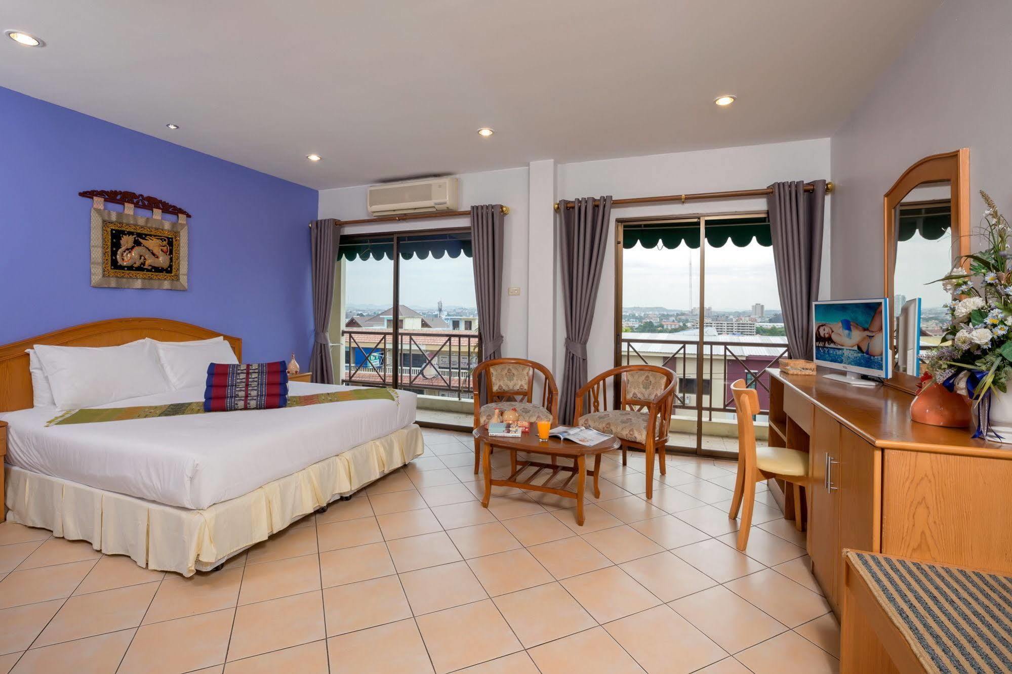 Seven Oaks Inn Jomtien Beach Buitenkant foto