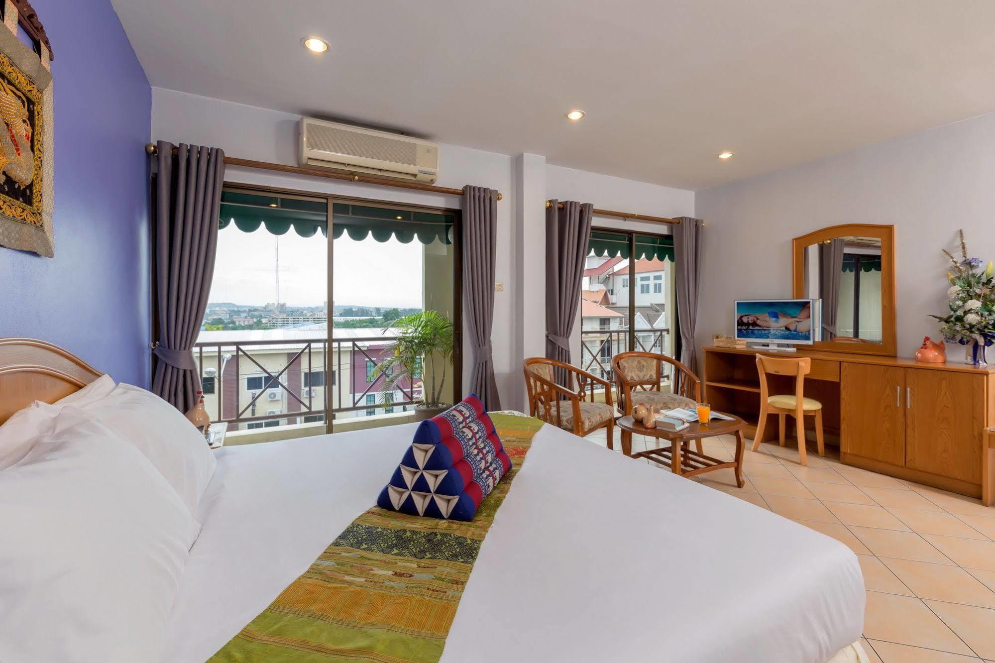 Seven Oaks Inn Jomtien Beach Buitenkant foto