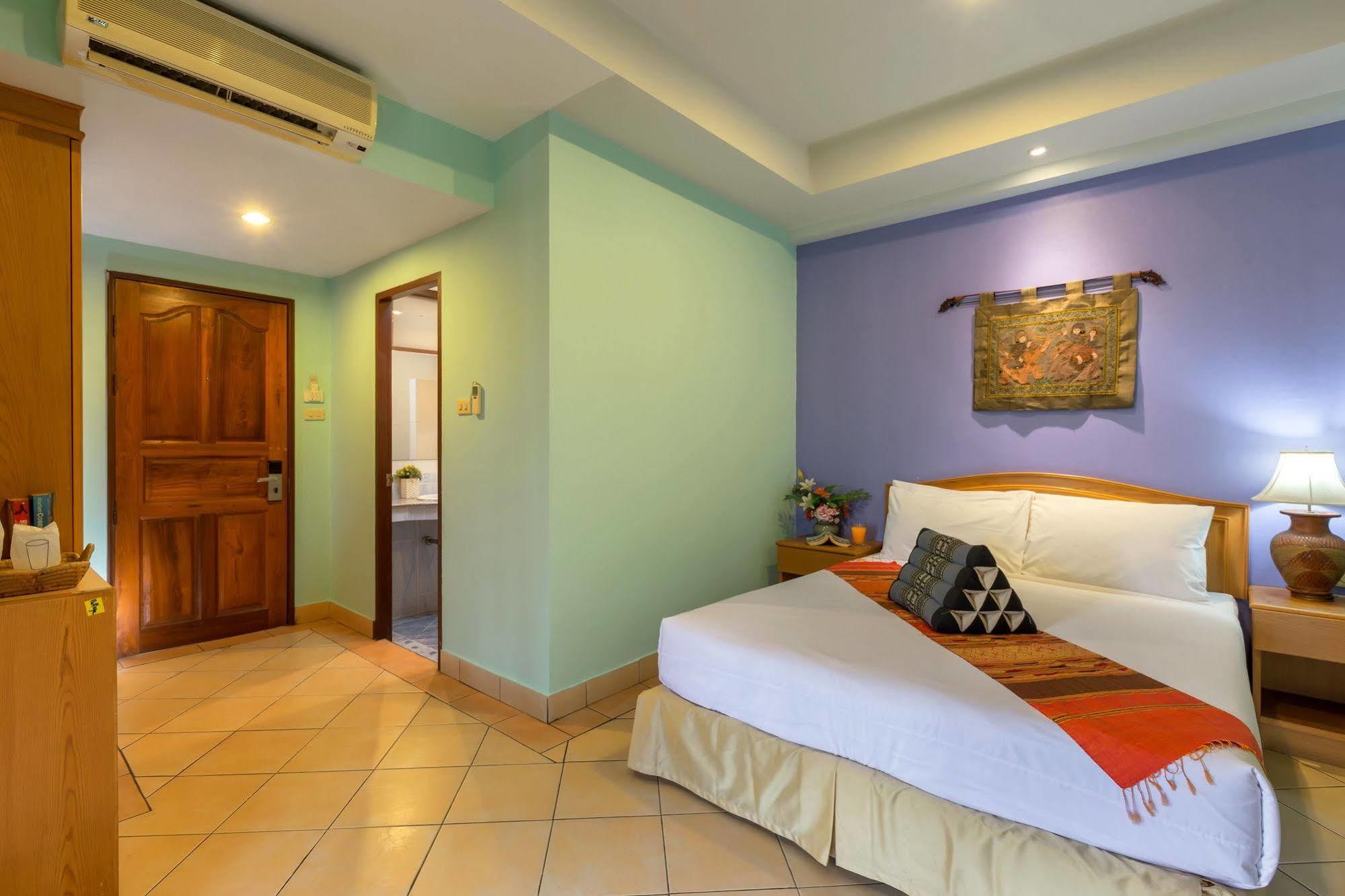 Seven Oaks Inn Jomtien Beach Buitenkant foto