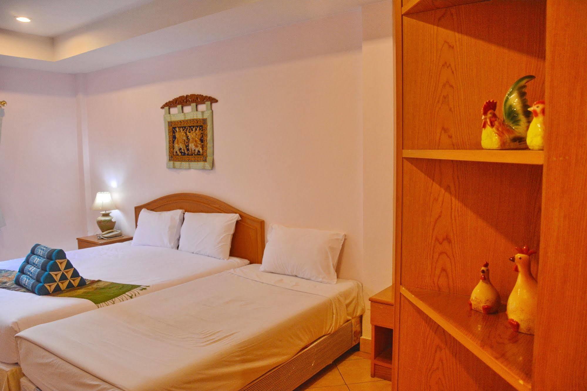 Seven Oaks Inn Jomtien Beach Buitenkant foto