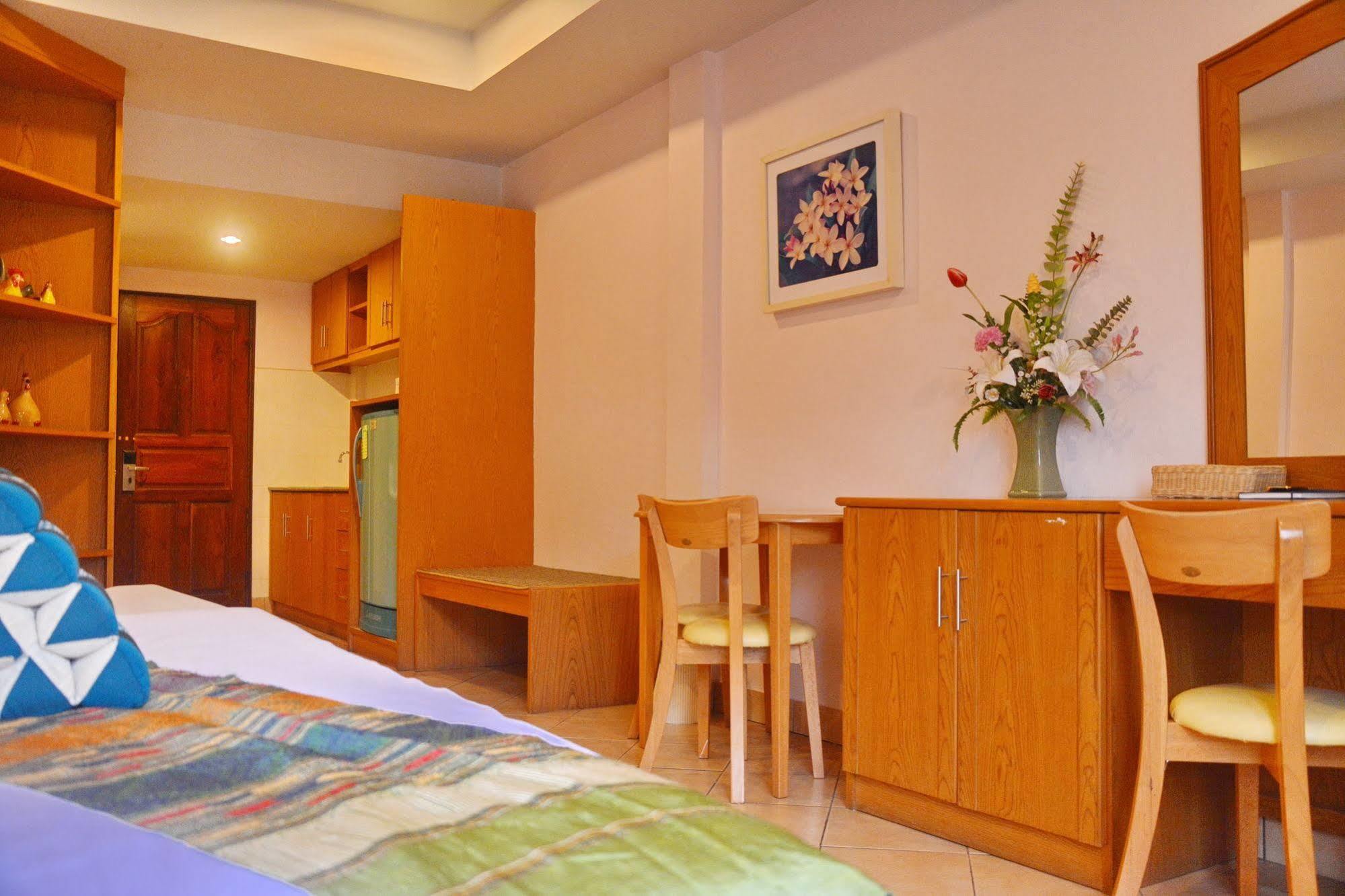 Seven Oaks Inn Jomtien Beach Buitenkant foto