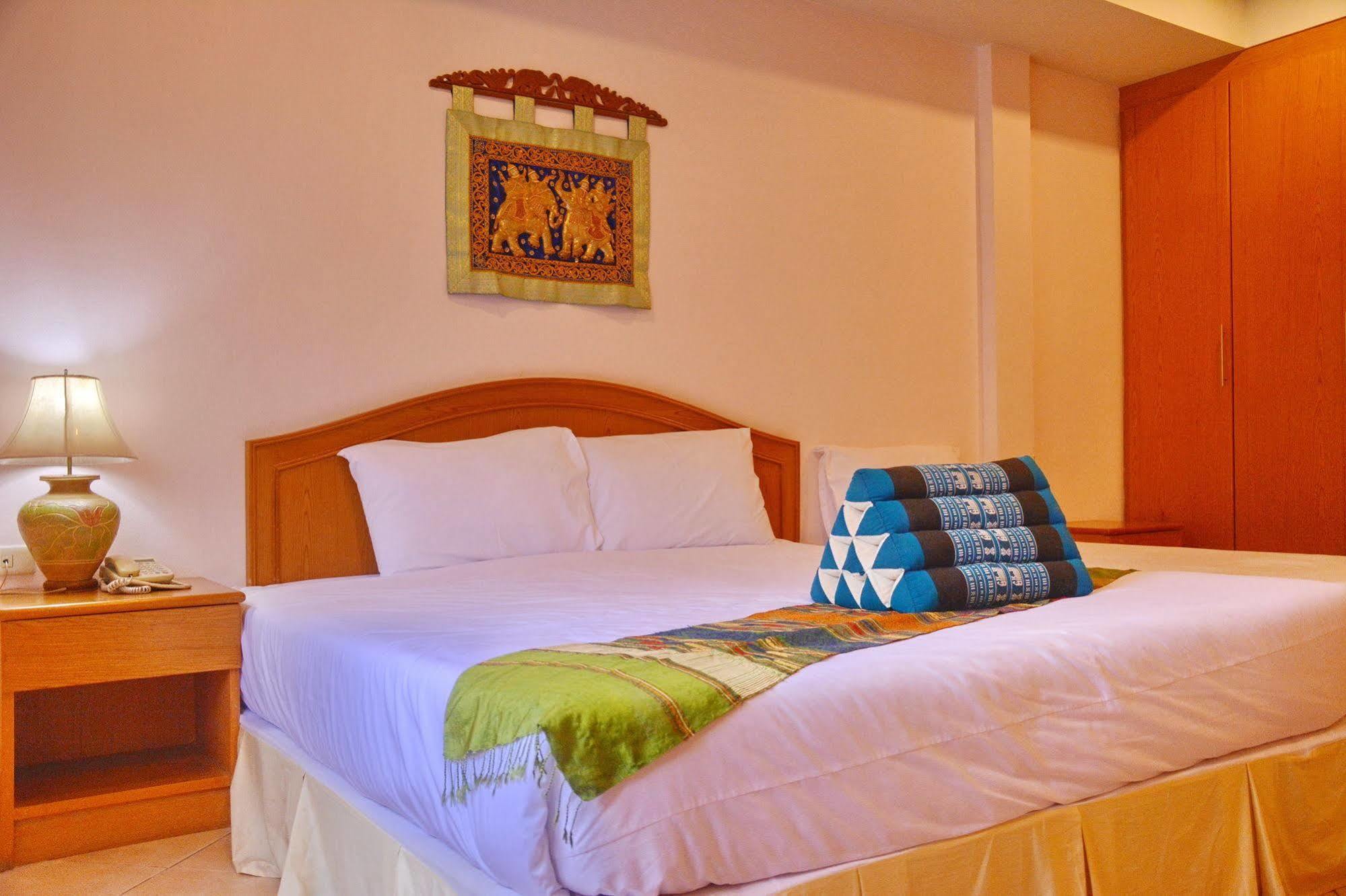 Seven Oaks Inn Jomtien Beach Buitenkant foto