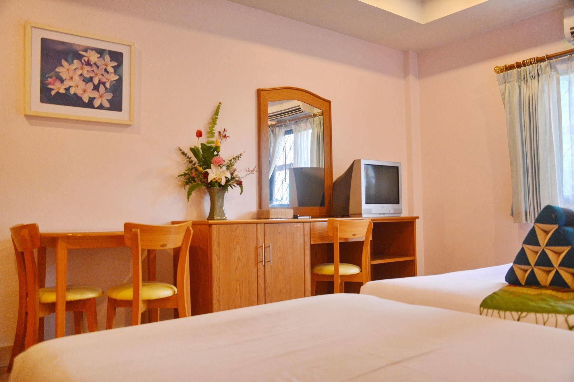 Seven Oaks Inn Jomtien Beach Buitenkant foto