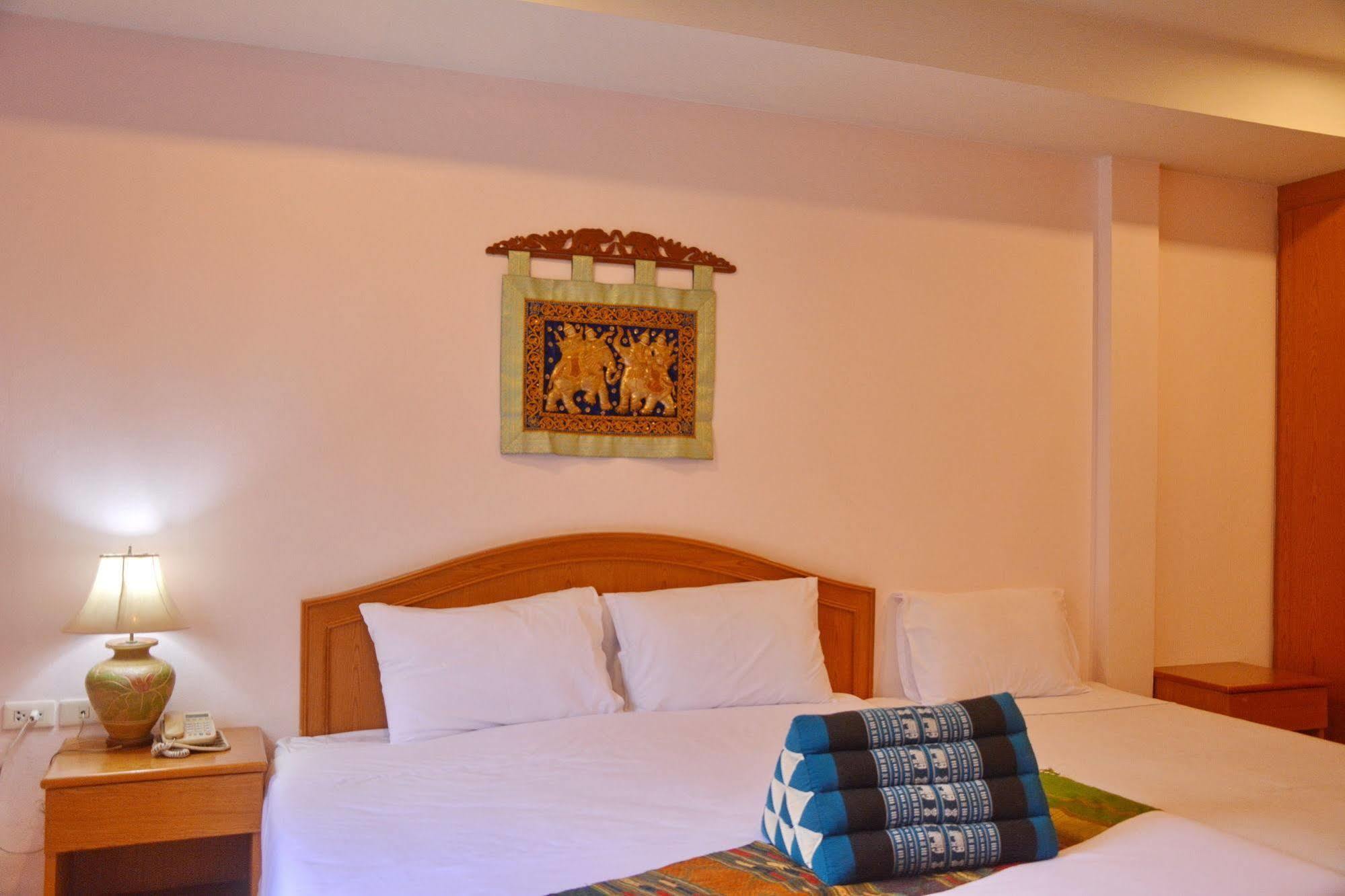 Seven Oaks Inn Jomtien Beach Buitenkant foto