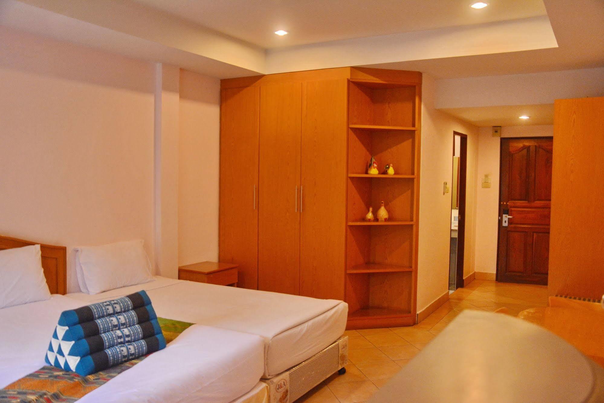 Seven Oaks Inn Jomtien Beach Buitenkant foto