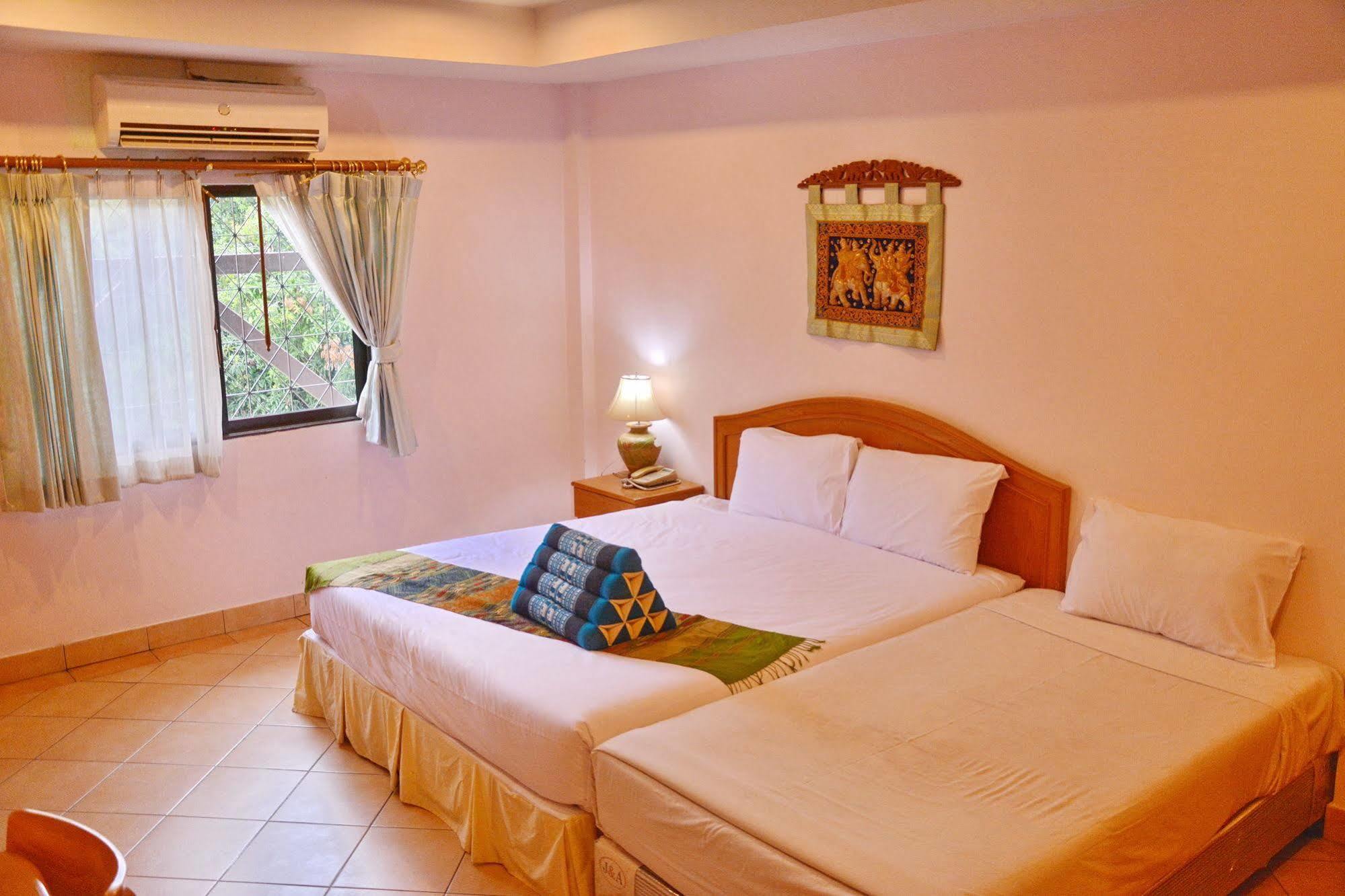 Seven Oaks Inn Jomtien Beach Buitenkant foto