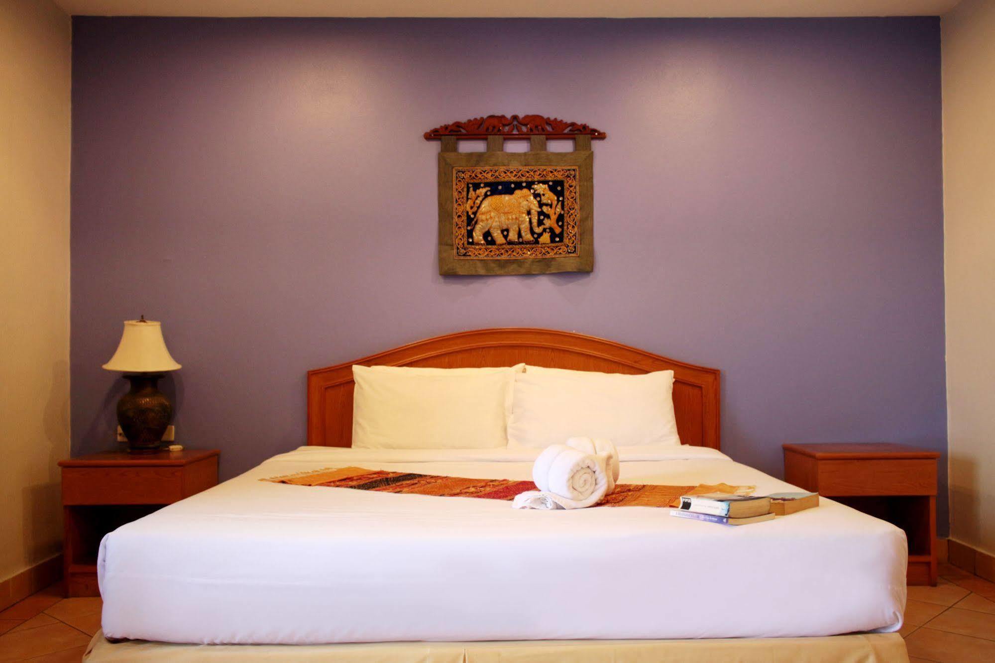 Seven Oaks Inn Jomtien Beach Buitenkant foto